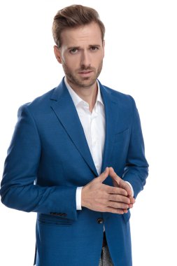 Ciddi görünümlü rahat adam önemli bir şey açıklayan