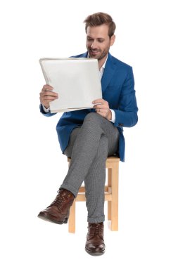 Joyful rahat adam bir gazete okuma ve gülümseyen