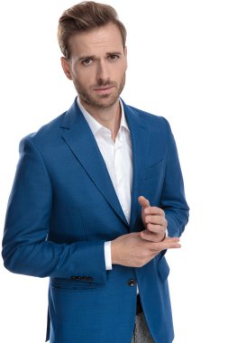 Endişeli rahat adam ellerini ovuşturarak