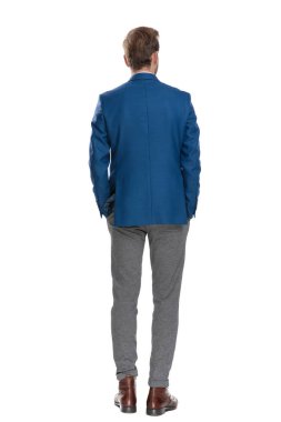 Uzaklara bakan düşünceli sıradan bir adamın arka görünümü