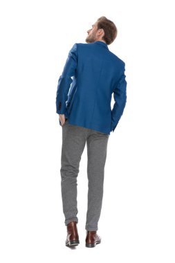 umutlu bir rahat adam ack görünümü yukarı bakıyor