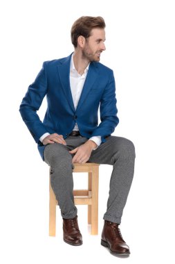 Umutlu rahat adam gülümseyen ve yan bakıyor