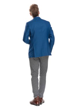 Meraklı bir rahat adam yukarı bakıyor arka görünümü