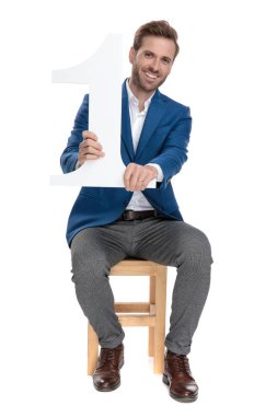Gündelik adam iki eliyle bir numara tutuyor. 