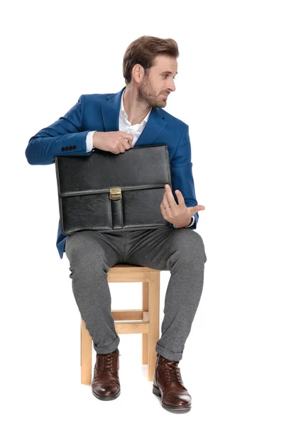 Unimpressed businessman holding his briefcase and disagreeing — Stock Photo, Image