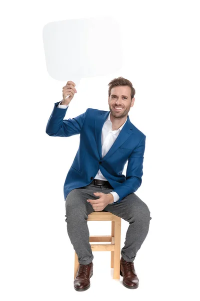 Homem casual confiante segurando uma bolha de discurso acima de sua cabeça — Fotografia de Stock