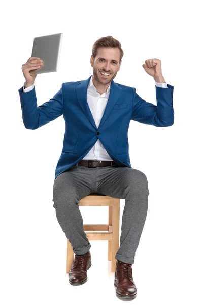 Feliz hombre casual celebrando con su mesa en el aire —  Fotos de Stock
