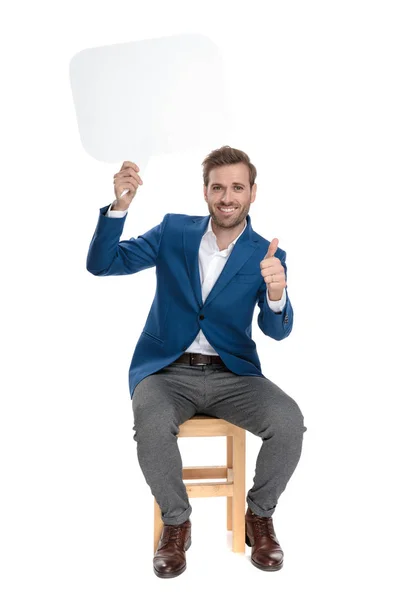 Başının üstünde bir konuşma balonu tutan çekici rahat adam — Stok fotoğraf