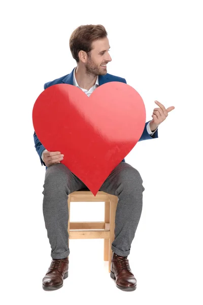 Hombre casual confiado señalando una forma de corazón — Foto de Stock