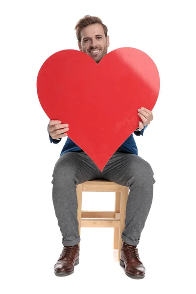 Romantický příležitostný chlapík s velkým srdcem a s úsměvem — Stock fotografie