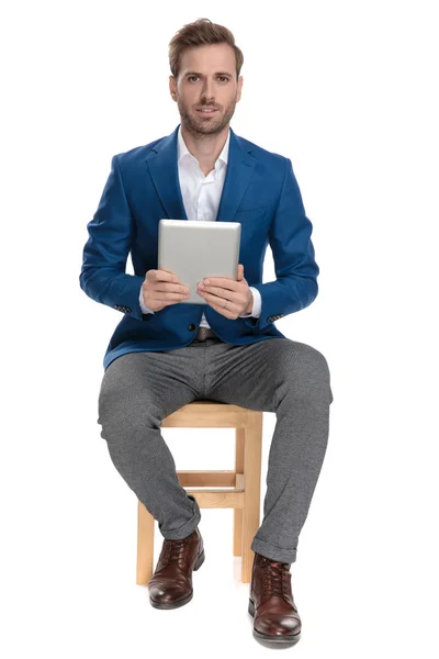 자신감 있는 캐주얼 남자 그의 태블릿을 들고 기대 — 스톡 사진