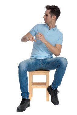 Korkmuş rahat adam korkmuş yan bakıyor