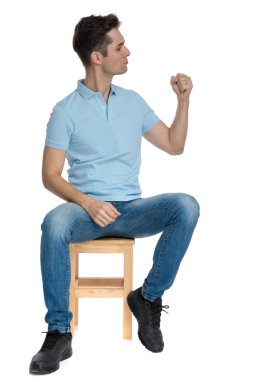 Yumruğunu sıkan motive olmuş genç adam