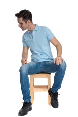 Meraklı rahat adam yan bakıyor