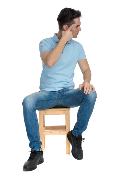 Dramatiska casual Guy tittar i sidled och pekar mot hans fo — Stockfoto