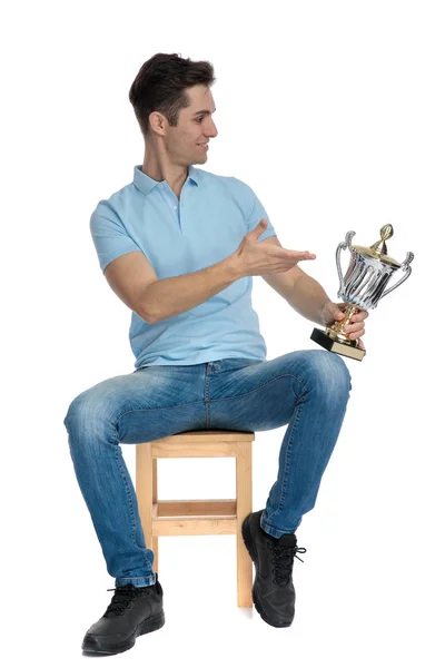 Atraktivní mladý muž, který prezentuje svou trofej — Stock fotografie