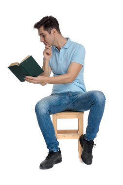 Odaklanmış rahat adam bir kitap okuma 