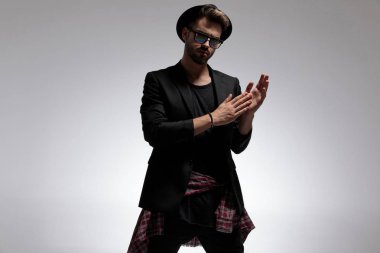 Kibirli rahat adam ironik alkışlıyor 