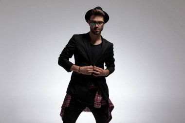 Yakışıklı rahat adam ceketini sabitleme