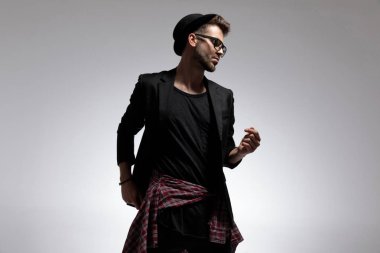 Düşünceli rahat adam yan bakıyor 