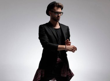 Endişeli rahat adam yan bakıyor