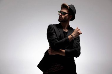 Düşünceli genç adam yan bakıyor