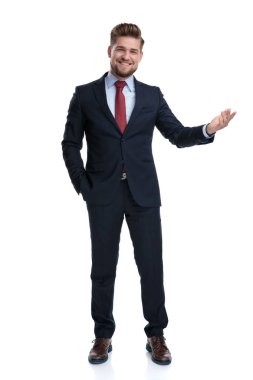 Neşeli işadamı cebinde eliyle sunum 