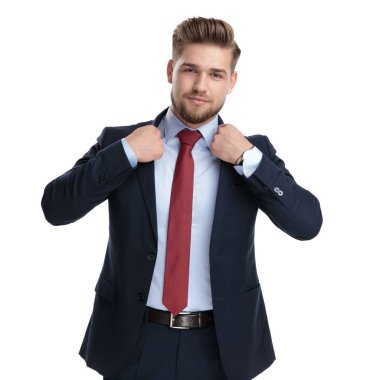 Çekici işadamı tasmasını ayarlıyor 