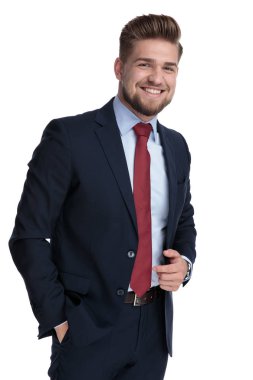 Elini cebinde tutan neşeli işadamı 