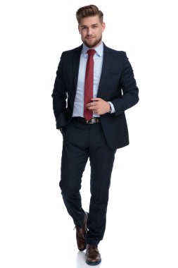 Kendinden emin sıradan bir adam cebinde eliyle adım atıyor 