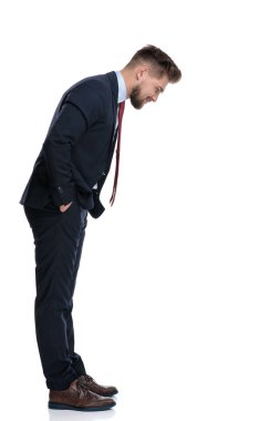 Odaklanmış bir işadamının aşağıya bakan yan görünümü