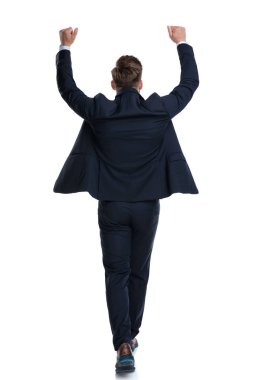 Kutlama yapan bir işadamının geri görünümü öne çıkıyor