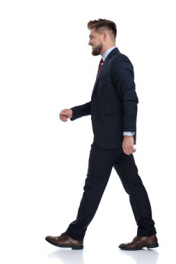 Bir determiend busineesman yürüyüş yan görünümü