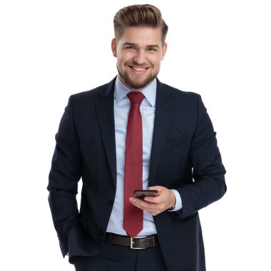 Telefonunu tutan genç işadamı 