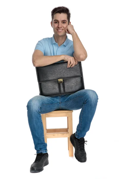 Gelukkige zakenman glimlachend en houdt zijn koffer — Stockfoto