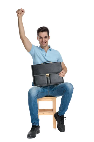 Feliz hombre de negocios sosteniendo su maletín y celebrando —  Fotos de Stock
