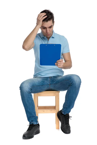 Estudiante sorprendido leyendo su bloc de notas —  Fotos de Stock