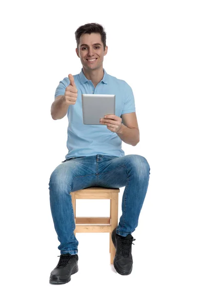 Casual Guy gestikuliert ok und hält einen Tisch — Stockfoto