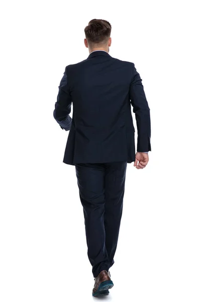 Vista trasera de un hombre de negocios caminando — Foto de Stock