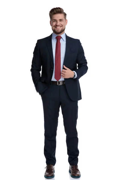 Positieve zakenman man lachen en aanpassen van zijn jas — Stockfoto