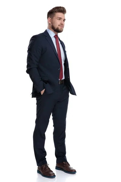 Hopeful businessman holding his hands in his pockets — Stock Photo, Image