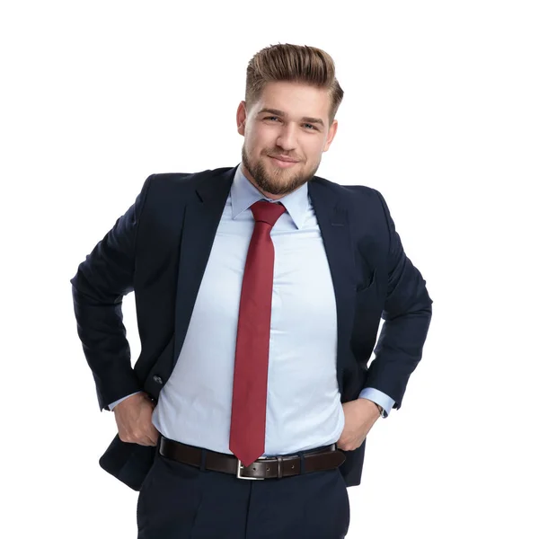 Веселий бізнесмен тягне штани і посміхається — стокове фото