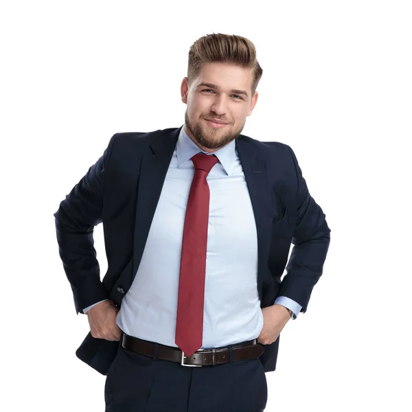 Hombre de negocios alegre tirando de sus pantalones y sonriendo —  Fotos de Stock