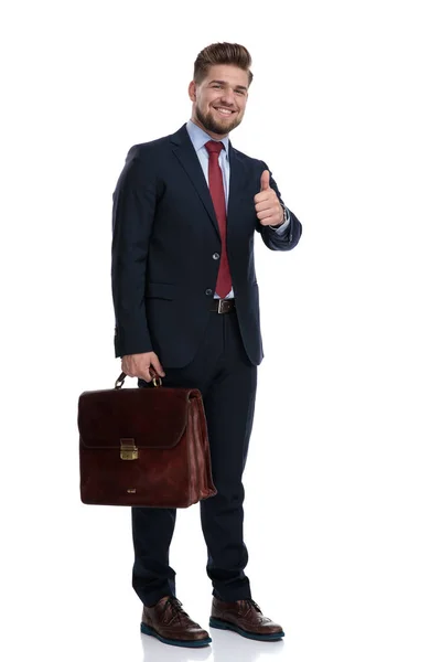 幸せなビジネスマンは大丈夫なジェスチャーと彼のブリーフケースを保持 — ストック写真