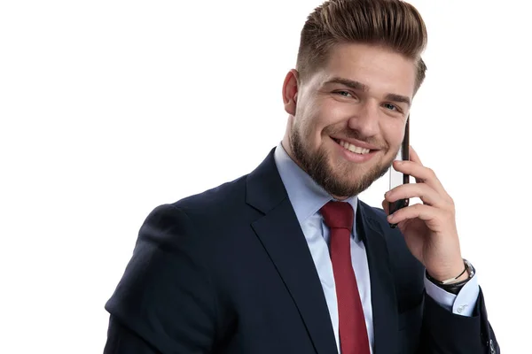 Zelfverzekerde zakenman praat op zijn telefoon terwijl hij glimlacht — Stockfoto