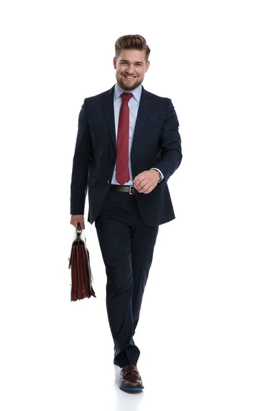 Homem de negócios confiante andando com sua pasta — Fotografia de Stock