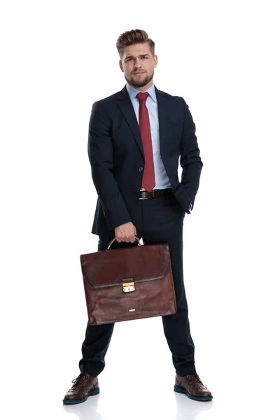 Agitato uomo d'affari accigliato e con la valigetta in mano — Foto Stock