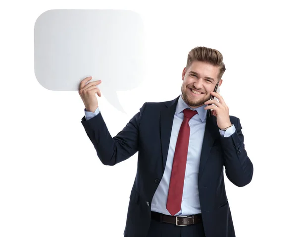 Empresario hablando por teléfono y sosteniendo una burbuja del habla —  Fotos de Stock