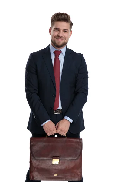 Веселый бизнесмен позирует со своим чемоданом — стоковое фото