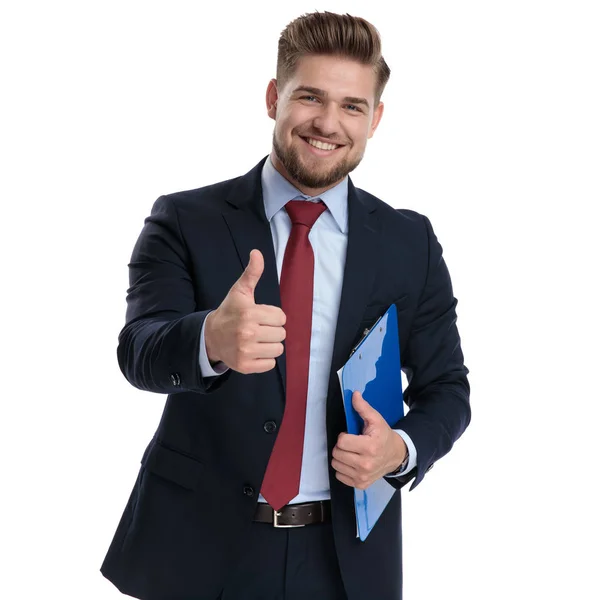 Szczęśliwy biznesmen wskazując OK i trzymając Notatnik — Zdjęcie stockowe